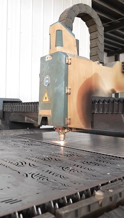 Laser cutting equipment processing sheet metal for automotive exterior parts